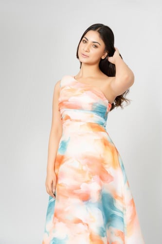 فستان بألوان متداخلة