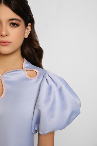 فستان بأكمام منتفخة وفتحة رقبة مزينة باللؤلؤ