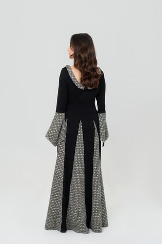 جلابية سوداء بقصات ذهبية