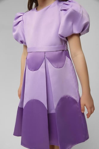 فستان بقصات منحنية من الدرجات البنفسجية