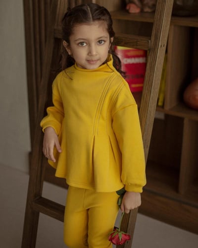 طقم شتوي الجميلة الأصفر