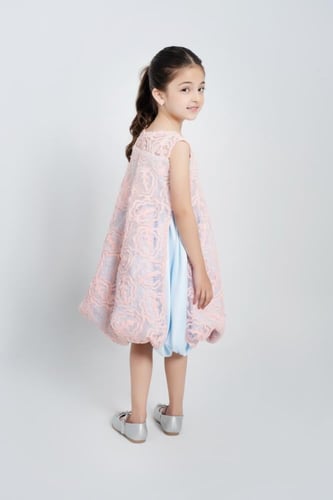 فستان الدانتيل المشمشي