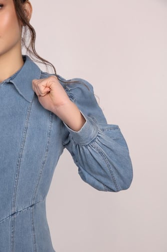 فستان جينز أزرق بقصّات متعددة وأكمام منتفخة