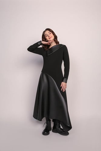 فستان أسود بياقة وقصّة جلدية غير متماثلة