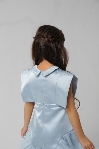 فستان بقصة منفوشة من التل