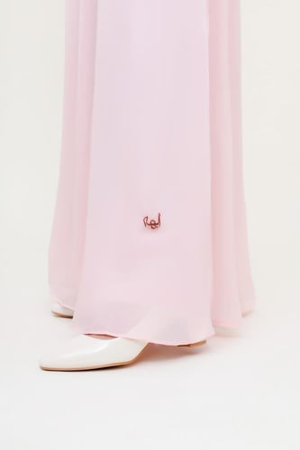 فستان بأكمام منتفخة وفيونكة