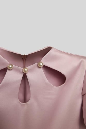 فستان بفتحة رقبة مزينة باللؤلؤ