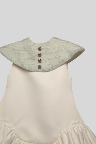 فستان بقطعة علوية وطبقتان من الكشكشة