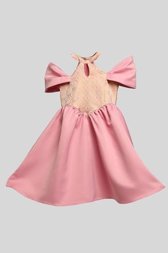 فستان بأكتاف مكشوفة وياقه مرتفعة