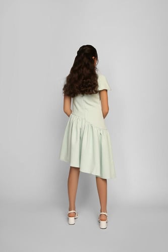 فستان بقصات غير متماثلة و زم منحني