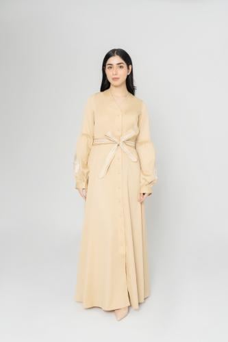 فستان بحزام وأكمام مطرزة