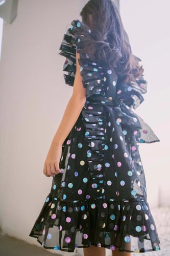 فستان النقط الذهبية