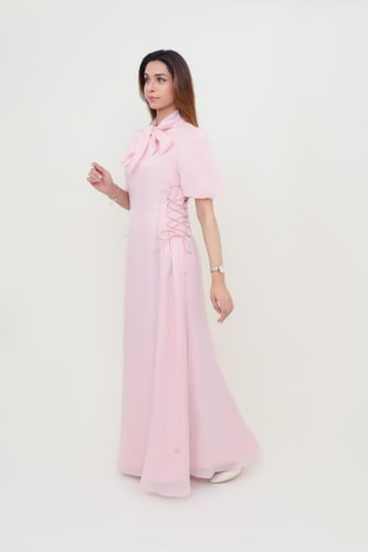 فستان بأكمام منتفخة وفيونكة