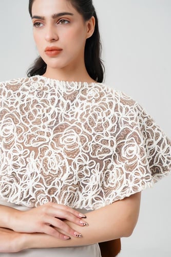 جلابية بغطاء من الورد البارز