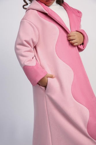 فروة وردية بقصّات منحنية متماثلة وقبعة