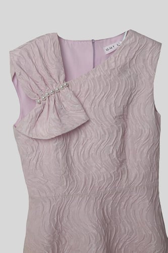 فستان بقماش مميز وكتف مزين باللؤلؤ