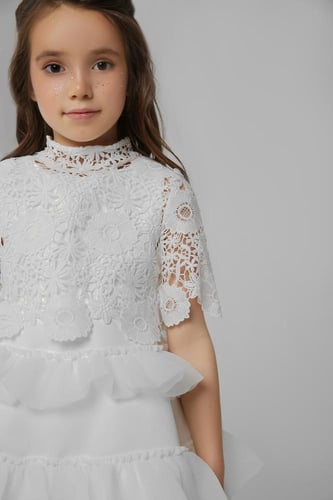 فستان بقطعة دانتيل منفصلة و طبقات من التل