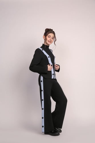 طقم محبوك من سترة مكشوفة الكتف وبنطال بأزرار