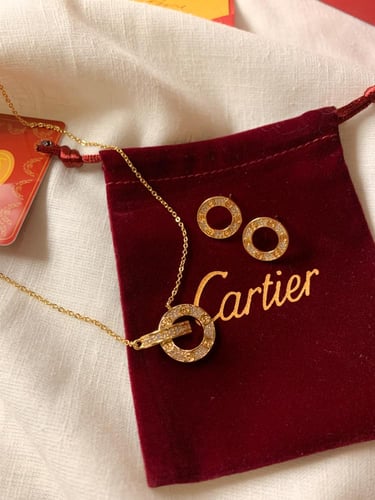 سلسال مستوحى من كارتير مع حلق ذهبي