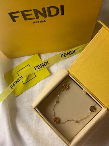 سلسال مستوحى من فندي ذهبي