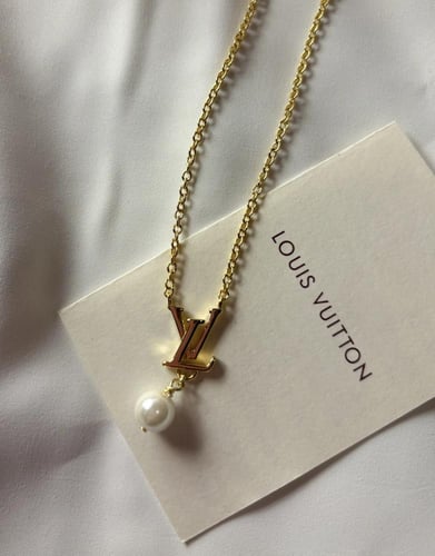 سلسال مستوحى من لويس فيتون