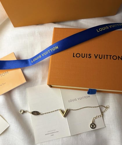 سوارة مستوحاة من لويس فيتون