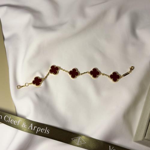 سوارة مستوحاة من فان كليف احمر