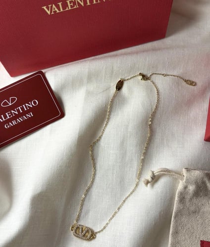 سلسال مستوحى من فالنتينو ذهبي