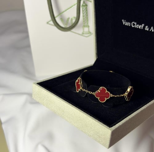 سوارة مستوحاة من فان كليف احمر