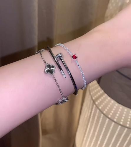 تنسيق ثلاث اساور