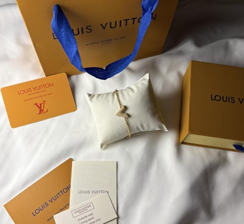 سوارة مستوحاة من لويس فيتون ذهبي