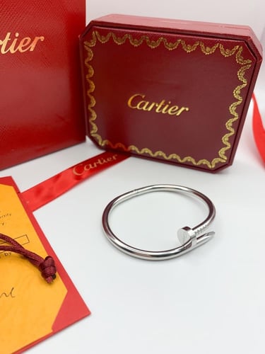 سوارة مستوحاة من كارتير فضي سميك بدون فصوص