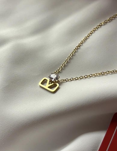 سلسال مستوحى من فالنتينو ذهبي