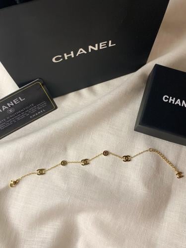 سوارة مستوحاة من شانيل ذهبي