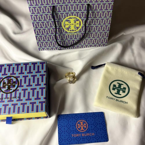 خاتم مستوحى من توري بورش ذهبي