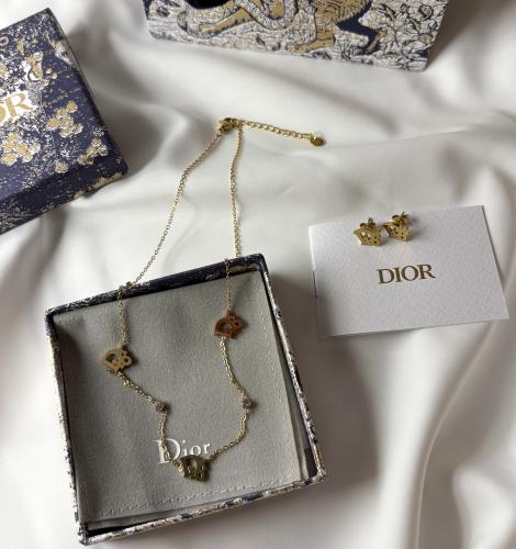 سلسال مستوحى من ديور ذهبي