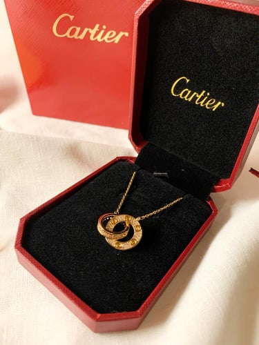 سلسال مستوحى من كارتير مع حلق ذهبي