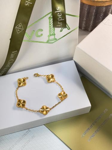 سوارة مستوحاة من فان كليف ذهبي