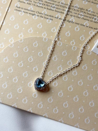 سلسال مستوحى من باندورا ازرق