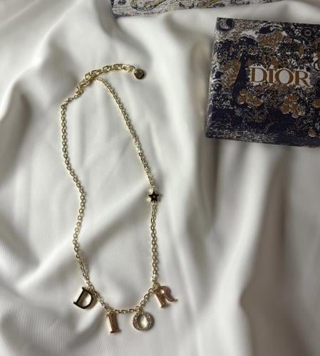 سلسال مستوحى من ديور ذهبي