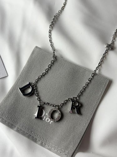 سلسال مستوحى من ديور فضي