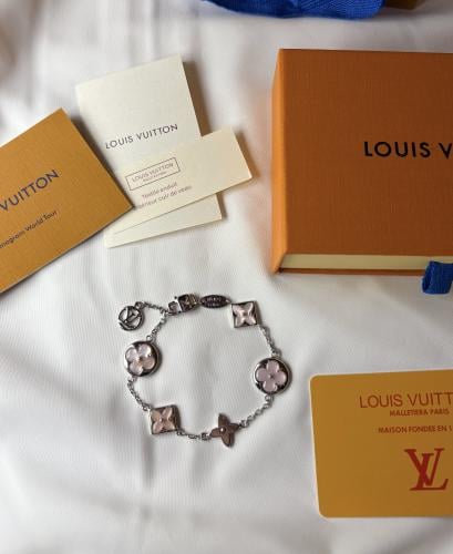 سوارة مستوحاة من لويس فيتون وردي