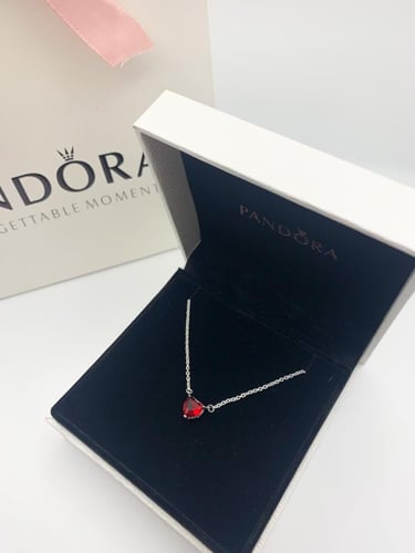 سلسال مستوحى من باندورا احمر