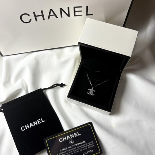 سلسال مستوحى من شانيل فضي