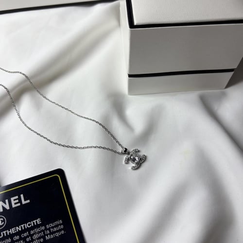 سلسال مستوحى من شانيل فضي