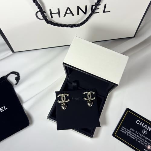 حلق شانيل ذهبي