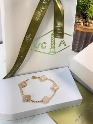 سوارة مستوحاة من فان كليف صدفي