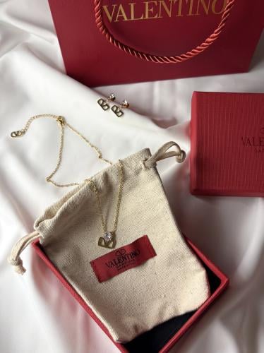 سلسال مستوحى من فالنتينو ذهبي