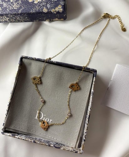 سلسال مستوحى من ديور ذهبي