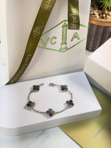 سوارة مستوحاة من فان كليف اسود خمس وردات